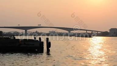 日落时穿过查普拉亚河的<strong>桥</strong>的<strong>剪影</strong>。 曼谷